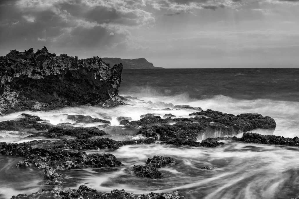 ﻿Black and white photo of ocean with horizon